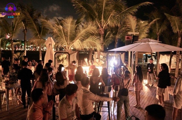 Bãi Cháy còn được biết đến là thiên đường của những quán bar ngoài trời