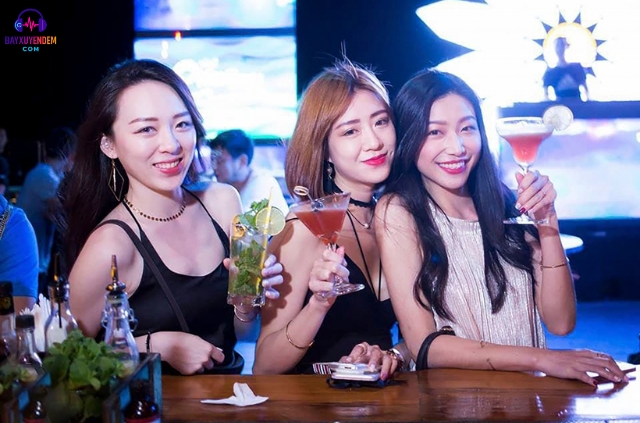 Khó có một con số chính xác để trả lời câu hỏi "đi bar cần bao nhiêu tiền"