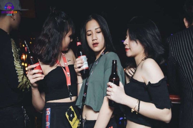Màu sắc và họa tiết đóng vai trò quan trọng trong việc tạo nên một bộ trang phục ấn tượng