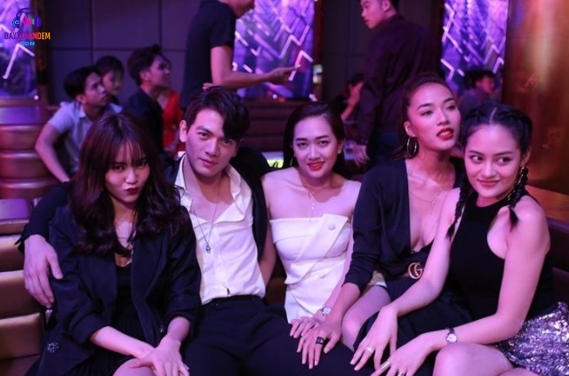 Phong cách mặc đồ đi bar như thế nào để vừa thoải mái, tự tin lại vừa thu hút?